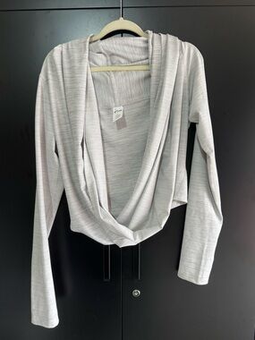 Women’s size L | ZYIA Light Gray | long sleeved | yoga shawl